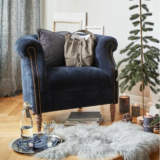 tuzott melykek barsony chesterfield karpitos fotel elegans polgari villa kastely nappali butor berendezes.jpg